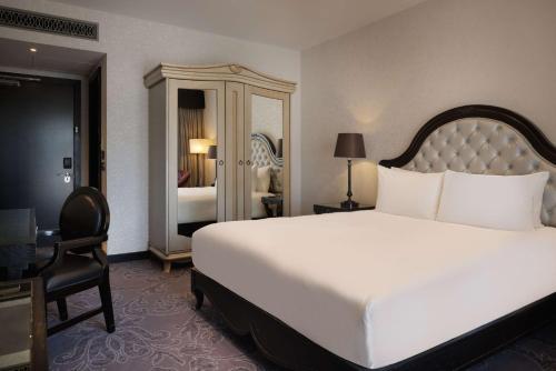 Habitación con cama grande del hotel Hilton London Syon Park. Foto 3