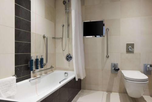 Habitación adaptada para personas de movilidad reducida - 1 cama grande del hotel Hilton London Syon Park. Foto 3