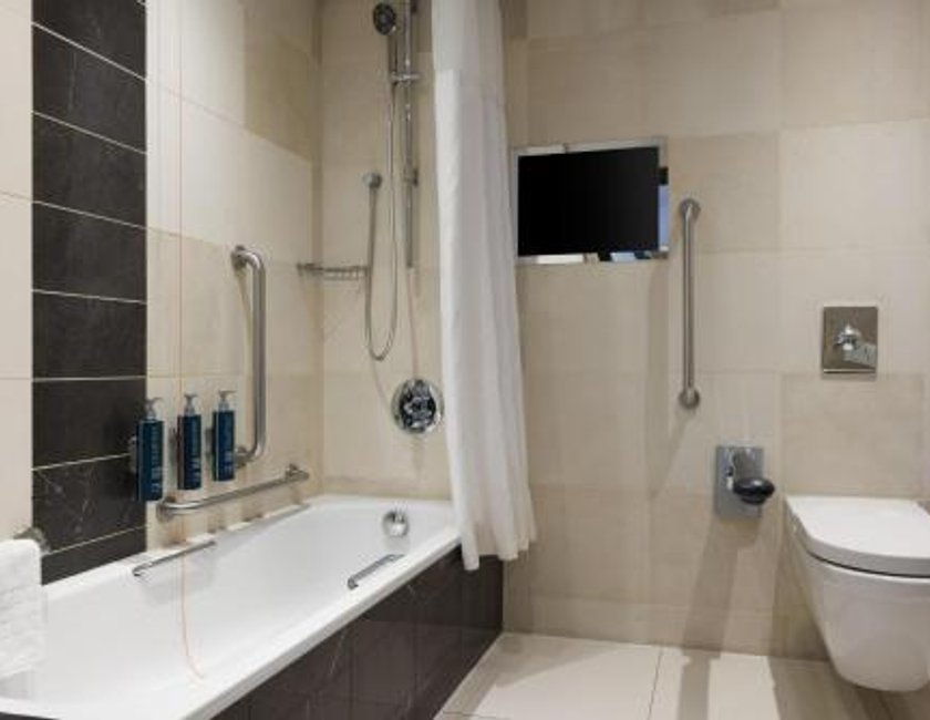 Habitación adaptada para personas de movilidad reducida - 1 cama grande del hotel Hilton London Syon Park. Foto 3
