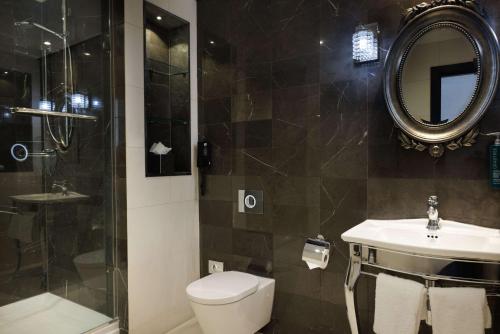 Habitación con cama grande del hotel Hilton London Syon Park