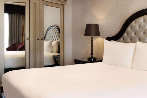 Habitación con cama grande del hotel Hilton London Syon Park. Foto 2