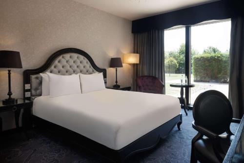 Habitación con cama grande del hotel Hilton London Syon Park. Foto 3