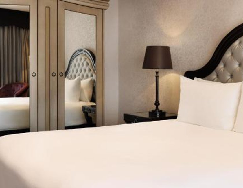 Habitación con cama grande del hotel Hilton London Syon Park. Foto 1