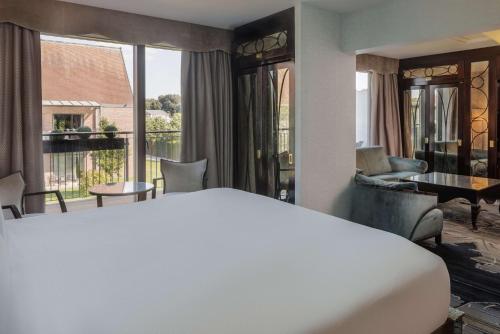 Suite Junior con cama extragrande del hotel Hilton London Syon Park. Foto 1