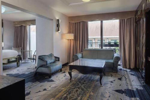 Suite Junior con cama extragrande del hotel Hilton London Syon Park. Foto 2