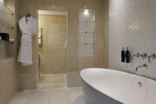 Suite Junior con cama extragrande del hotel Hilton London Syon Park. Foto 3