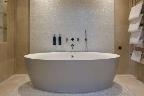 Suite Junior con cama extragrande del hotel Hilton London Syon Park. Foto 4