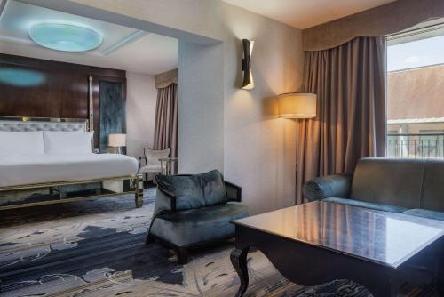 Suite Junior con cama extragrande del hotel Hilton London Syon Park. Foto 5