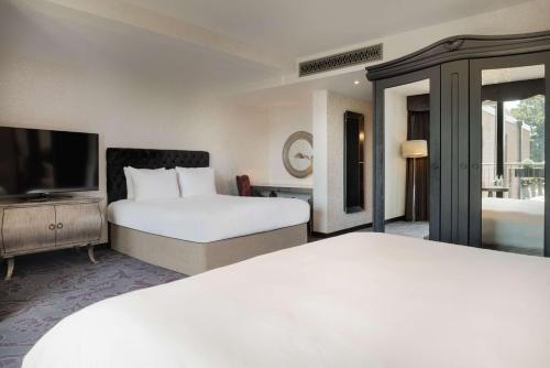 Habitación Familiar Deluxe del hotel Hilton London Syon Park. Foto 1