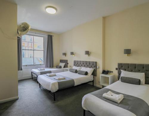 Habitación cuádruple del hotel Hyde Park Court. Foto 24