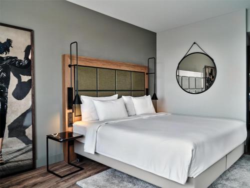 Habitación Estandar del hotel Radisson Blu , Hamburg Airport. Foto 1