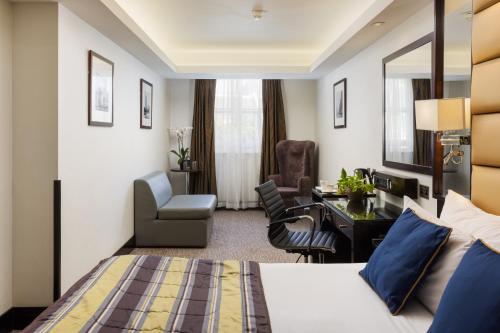 Habitación Triple Hyde Park del hotel Park Grand Mayfair. Foto 1