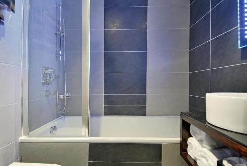 Habitación Triple Hyde Park del hotel Park Grand Mayfair. Foto 2