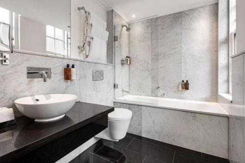 Habitación Colección Deluxe del hotel The May Fair, A Radisson Collection , Mayfair London. Foto 2