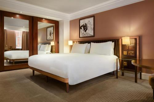 Habitación Premium Collection del hotel The May Fair, A Radisson Collection , Mayfair London. Foto 2
