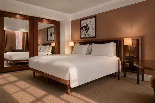 Habitación Premium Collection del hotel The May Fair, A Radisson Collection , Mayfair London. Foto 4