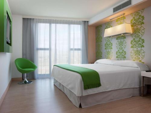 Habitación con cama extragrande del hotel Doubletree By Hilton Girona