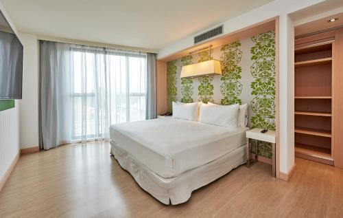 Habitación con cama extragrande del hotel Doubletree By Hilton Girona. Foto 1