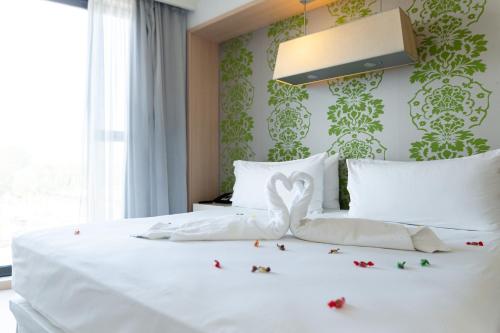 Habitación con cama extragrande del hotel Doubletree By Hilton Girona. Foto 4