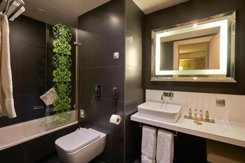 Habitación con cama extragrande - Adaptada para personas de movilidad reducida del hotel Doubletree By Hilton Girona