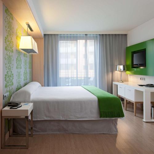 Habitación con balcón - Cama extragrande del hotel Doubletree By Hilton Girona