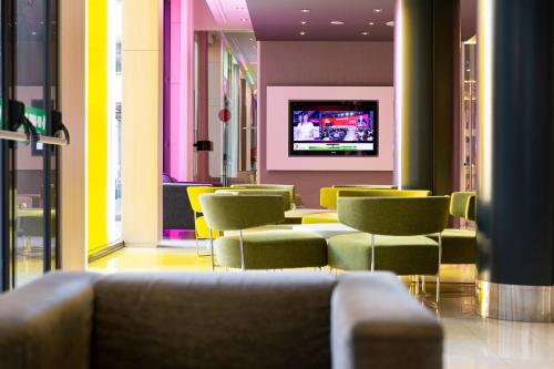 Habitación con balcón - Cama extragrande del hotel Doubletree By Hilton Girona. Foto 4