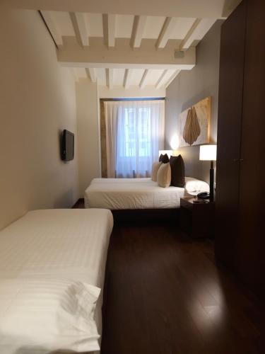 Habitación Triple del hotel Carrís Casa De La Troya. Foto 2