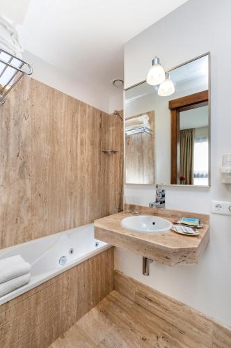 Habitación Doble - 1 o 2 camas del hotel Amadeus Sevilla. Foto 7