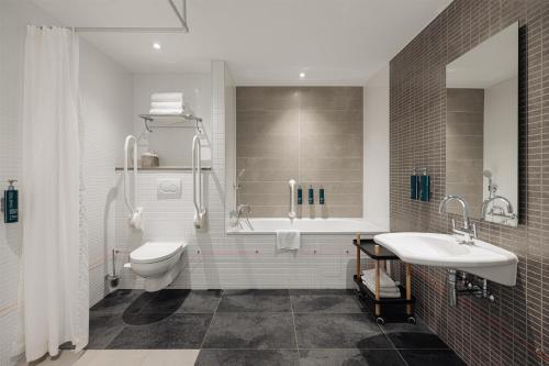Habitación adaptada para personas de movilidad reducida del hotel DoubleTree by Hilton Amsterdam Centraal Station. Foto 1