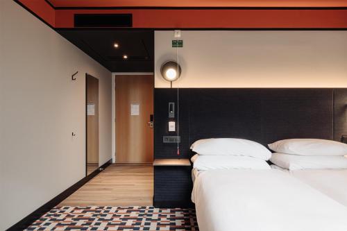 Habitación adaptada para personas de movilidad reducida del hotel DoubleTree by Hilton Amsterdam Centraal Station. Foto 4