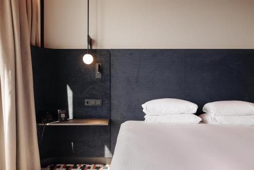 Habitación Deluxe con cama extragrande y vistas a la ciudad y al canal del hotel DoubleTree by Hilton Amsterdam Centraal Station