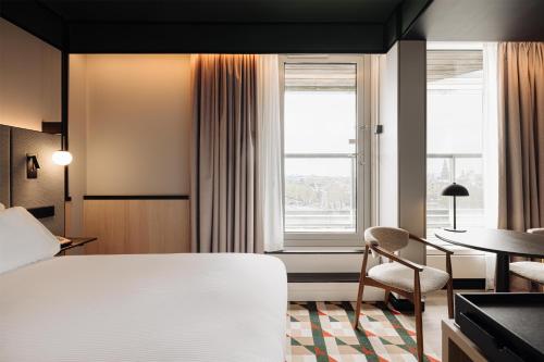 Habitación Deluxe con balcón y vistas a la ciudad del hotel DoubleTree by Hilton Amsterdam Centraal Station. Foto 5