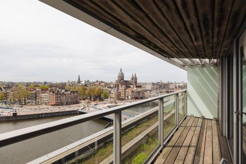 Habitación Deluxe con balcón y vistas a la ciudad del hotel DoubleTree by Hilton Amsterdam Centraal Station. Foto 10