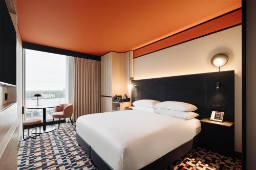 Habitación con cama extragrande. del hotel DoubleTree by Hilton Amsterdam Centraal Station. Foto 2
