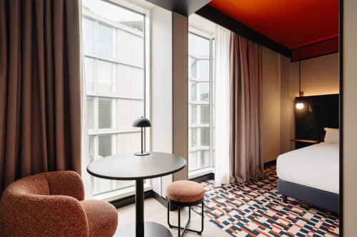 Habitación con cama extragrande y vistas al patio del hotel DoubleTree by Hilton Amsterdam Centraal Station. Foto 5