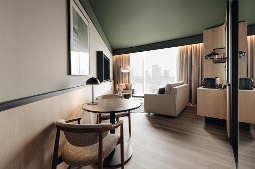 Suite Superior de 1 dormitorio - Planta superior del hotel DoubleTree by Hilton Amsterdam Centraal Station. Foto 4