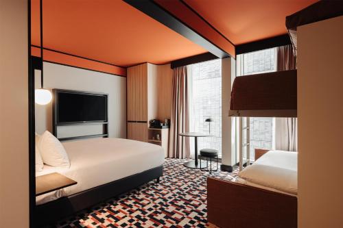 Habitación Familiar con cama extragrande y litera del hotel DoubleTree by Hilton Amsterdam Centraal Station. Foto 5
