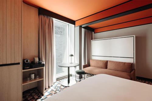 Habitación Familiar con cama extragrande y litera del hotel DoubleTree by Hilton Amsterdam Centraal Station. Foto 9