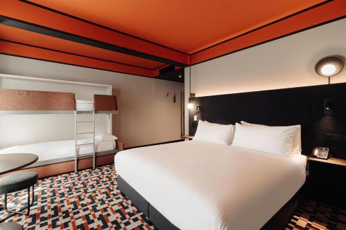 Habitación Familiar con cama extragrande y litera del hotel DoubleTree by Hilton Amsterdam Centraal Station. Foto 10