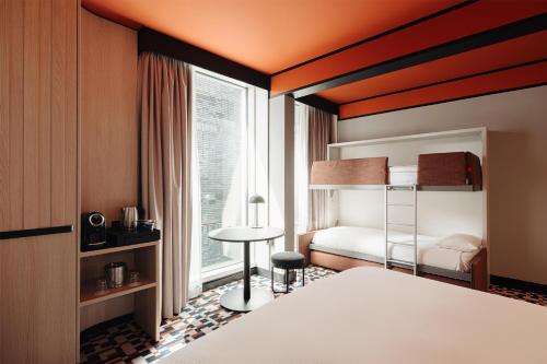 Habitación Familiar Comunicada con litera del hotel DoubleTree by Hilton Amsterdam Centraal Station. Foto 3