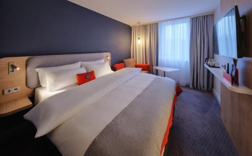 Habitación Doble Estándar con cama doble grande y sofá cama. del hotel Holiday Inn Express Frankfurt Airport, An Ihg