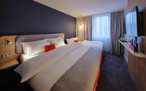 Habitación Doble Estándar con cama doble grande y sofá cama. del hotel Holiday Inn Express Frankfurt Airport, An Ihg. Foto 1
