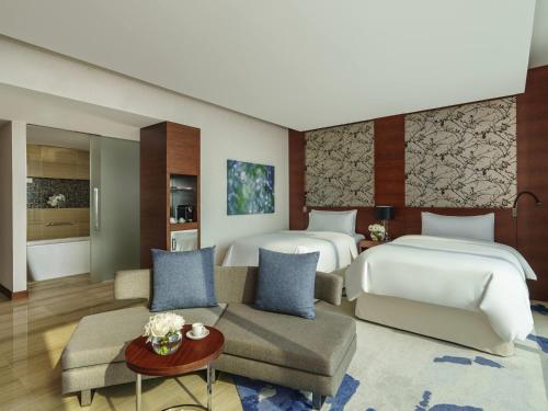 Fairmont Gold Creek View Room with Two Queen Beds - Non - Smoking del hotel Fairmont Bab Al Bahr. Foto 1