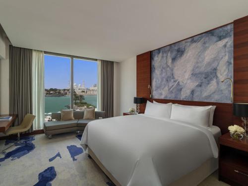 Suite de 1 dormitorio con vistas y cocina - 1 cama extragrande del hotel Fairmont Bab Al Bahr. Foto 1