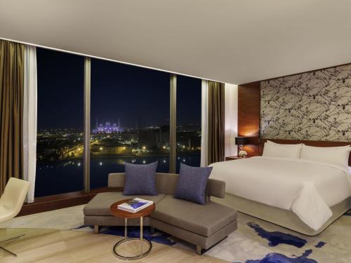 Fairmont Gold King Creek View Room - Non - Smoking del hotel Fairmont Bab Al Bahr. Foto 1