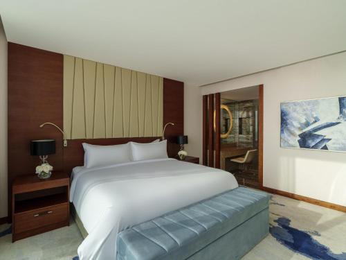 Fairmont Gold Superior King Room - Smoking del hotel Fairmont Bab Al Bahr. Foto 3