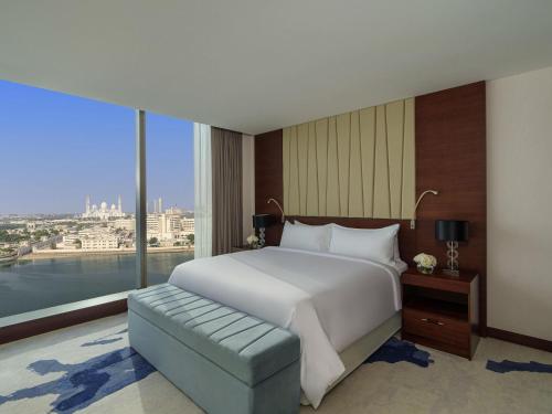 Fairmont Gold Superior Creek View King Room del hotel Fairmont Bab Al Bahr. Foto 2