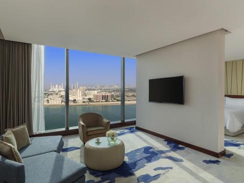 Fairmont Gold Superior Creek View King Room del hotel Fairmont Bab Al Bahr. Foto 3