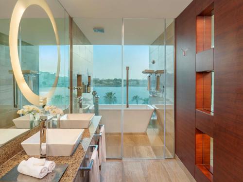 Deluxe Creek View King Room - Non Smoking del hotel Fairmont Bab Al Bahr. Foto 3