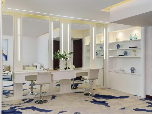 Fairmont Gold Vista Suite - Smoking del hotel Fairmont Bab Al Bahr. Foto 2
